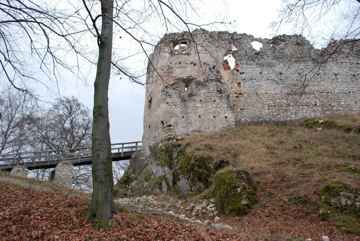 hrad Uhrovec 1