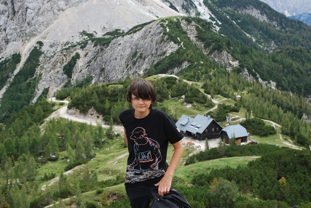 Pohľad z Vršiču na chatu Poštarski dom 1688 m n.m.