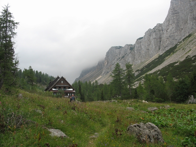 Koča pri Triglavskich jezerih 1685 m n.m.